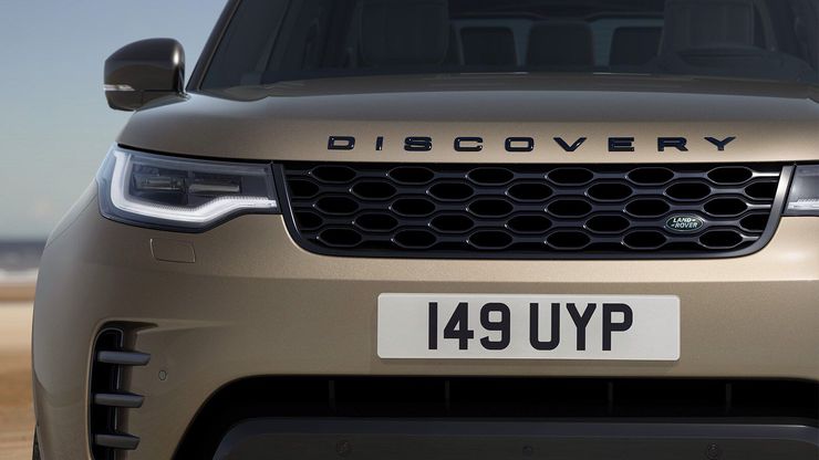 Автомобиль оснащен новыми матричными светодиодными фарами с выразительной фирменной графикой.