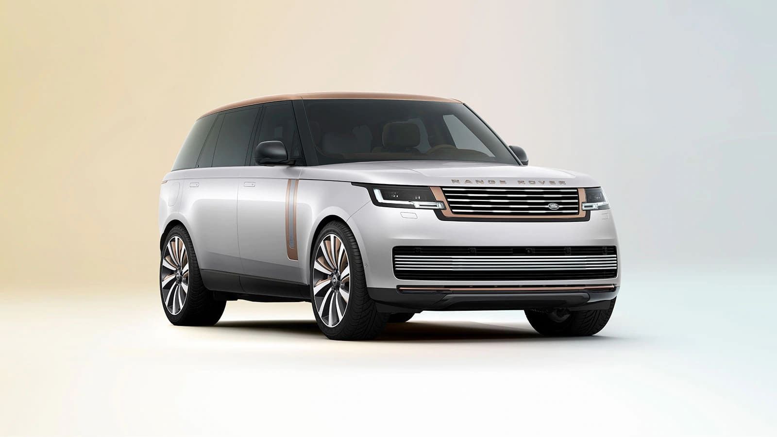 Версия Range Rover SV Serenity в цвете Icy White с глянцевым покрытием.