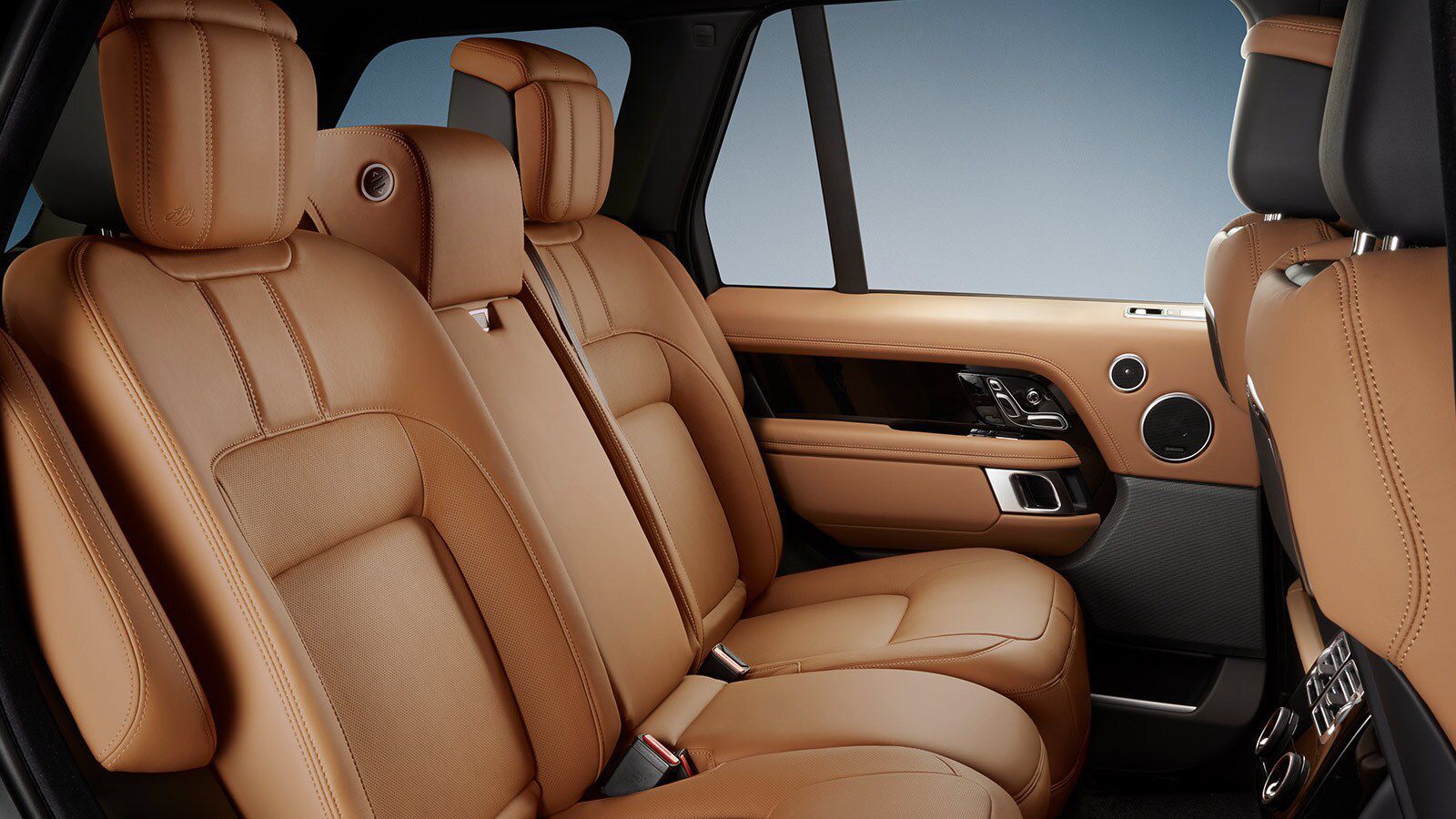 Глубокие подушки, задние сиденья с регулируемым наклоном спинки, непревзойденный комфорт для пассажиров.