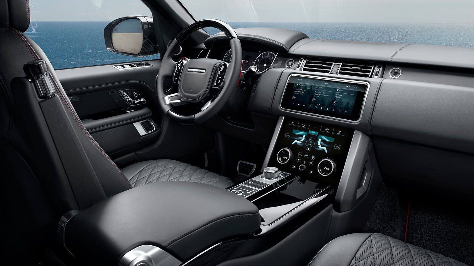 Автомобиль SVAutobiography Dynamic Black оснащен сиденьями с отделкой Ebony и прострочкой Pimento.